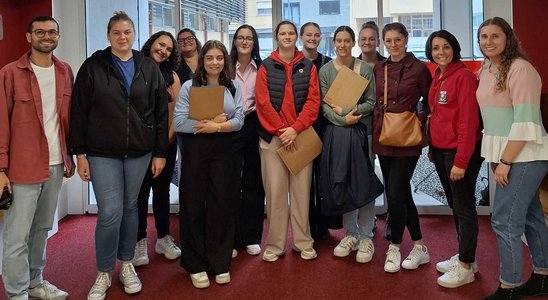 Les jeunes ont visité l'école d'infirmières de Porto. (Crédit photo : MFR Saint-Fulgent)