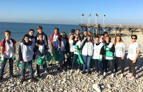 Les 2GTC participent à l'opération plage propre en 2018. (Crédit photo : DR)
