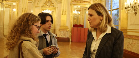 Madame Braun-Pivet interviewée par de jeunes journalistes. (Crédit photo : Lylou Caudal)