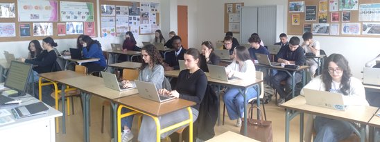 Les terminales en cours d'Enseignement moral et civique. (Crédit photo : Elinor Degan-Hellin)