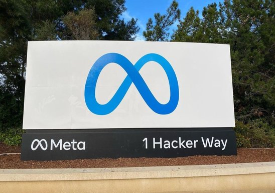 Enseigne à l'entrée du siège social de l'entreprise Meta, à Menlo Park, Californie (Crédit photo : Wikimedia / CC BY-SA 4.0 Nokia621)