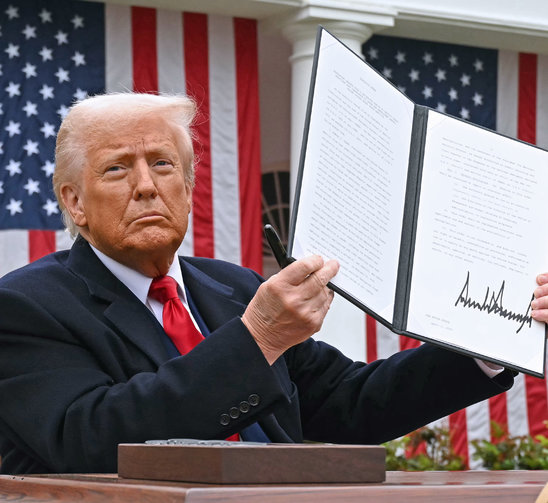 Le président américain Donald Trump présente un décret signé sur les droits de douane, le 2 avril 2025 à la Maison Blanche, à Washington (Crédit photo : AFP / SAUL LOEB)