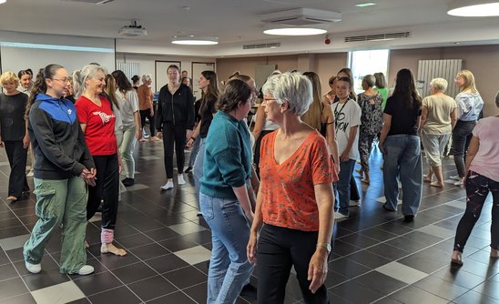 Moment de partage entre les anciens et les jeunes durant cette semaine de part'âge  (Crédit photo : Clémence Rohel)