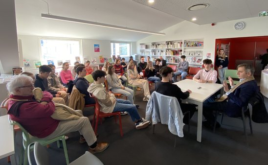 Un moment de dialogue très riche au CDI avec M. Lefranc (à droite de l'image) (Crédit photo : E. Maret)