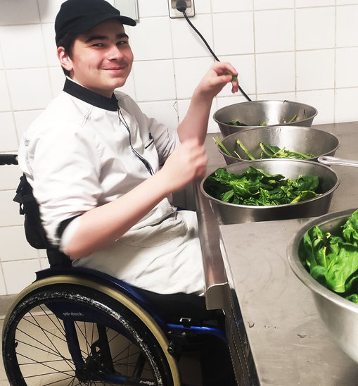 Ethan, à son poste de travail aménagé. (Crédit photo : Lycée hôtelier Sainte-Thérèse)
