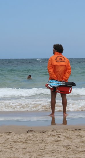 Sauveteur en mer surveillant la plage (Crédit photo : CC BY-SA 3.0 Franciaio)