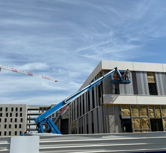 À droite, le hall d'entrée du futur CHU ; au fond, deux bâtiments d’hospitalisation. (Crédit photo : Malli Gagneux)