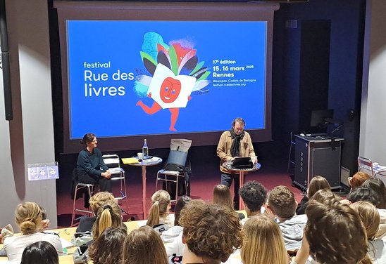 L'amphitéâtre durant la rencontre avec Emilie Collet et Vincent Cuvellier, dans le cadre du projet lecture des secondes. (Crédit photo : Béatrice Le Bras)