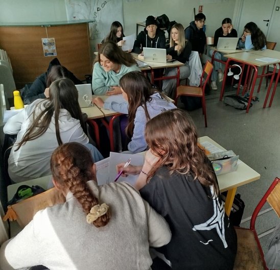 Les élèves se questionnent sur la façon de s'informer. (Crédit photo : MFR St Philbert)