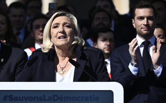 La présidente du groupe parlementaire du Rassemblement national, Marine Le Pen (g) et le président du RN, Jordan Bardella, lors d'un rassemblement à Paris, le 6 avril 2025 (Crédit photo : AFP/Archives / JULIEN DE ROSA)