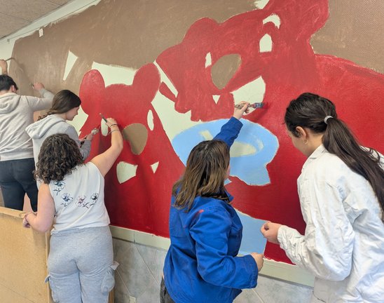 Réalisation de la Fresque dans le foyer de la MFR de Carquefou (Crédit photo : MFR Carquefou)