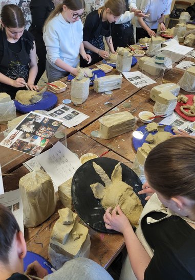 Atelier aux masques. (Crédit photo : MFR Noyant)