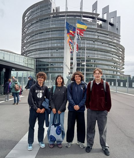 Les lauréats devant le Parlement européen, le 5 mai (Crédit photo : E. Le Guen)