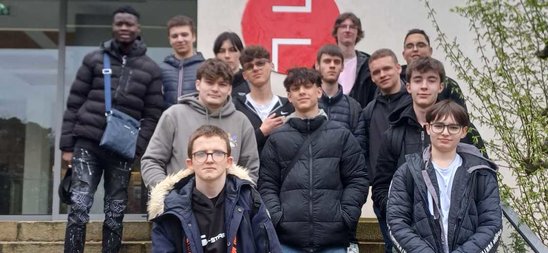 Les élèves de 1MINDUS, devant les locaux du journal Ouest-France, à Rennes. (Crédit photo : Najia PINEAU)