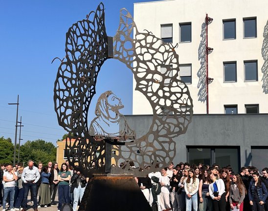 Les élèves découvrent la nouvelle sculpture, jusque là masquée. (Crédit photo : Jean-Luc Oliveau)