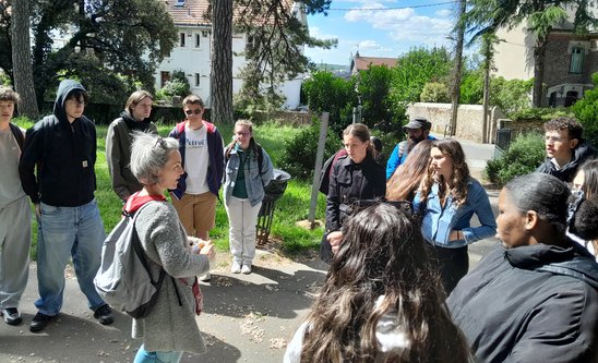 Balade dans le quartier Chantenay/Bellevue de Nantes accompagné par Olivia, guide nature (Crédit photo : Elisabeth OLLIVIER)