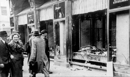 Magasins juifs détruits, Magdeburg, Novembre 1938 (Crédit photo : CC BY-SA 3.0 de Bundesarchiv, Bild 146-1970-083-42)