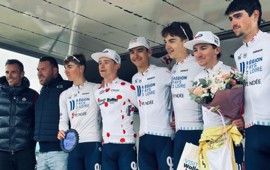 5 octobre 2025 - Tom Gazeau orné du maillot jaune, son coéquipier, Axel Roy, porte le maillot  du meilleur grimpeur (pois rouges). L'équipe régionale se classe meilleure équipe ! (Crédit photo : Lycée Notre-Dame-du Roc)