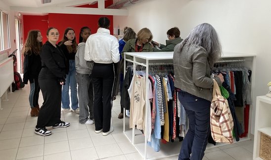Un rayonnage bien fourni attire la clientèle (Crédit photo : Lycée Kerustum)