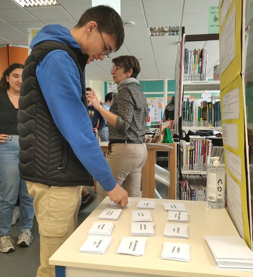 Photo prise en 2022 lors de la dernière élection présidentielle réalisée au lycée pour s'exercer à la démocratie. (Crédit photo : Vérane Menard)