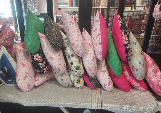 Exemples de coussins réalisés pour l'association de lutte contre le cancer dans la boutique \