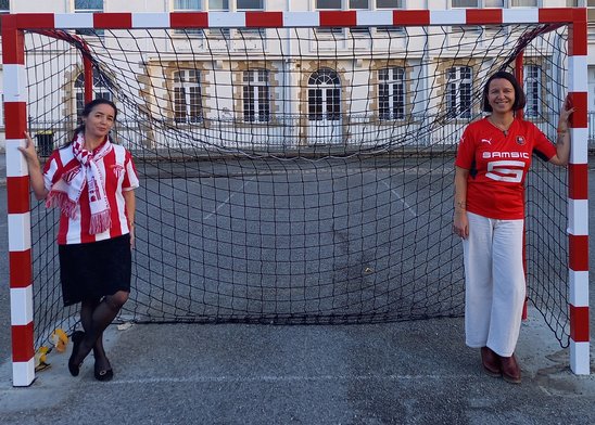 Mme Kermabon et Mme Guillemet en tenue de leurs clubs de coeur (Crédit photo : Mme Bidan)