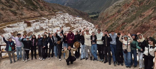 Le groupe devant les bassins de sel. (Crédit photo : Lycée Saint-François-d'Assise)