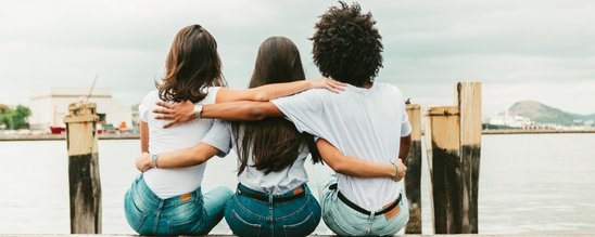 Une IA ne remplacera jamais de vrais amis. (Crédit photo : PxHere - CC0 Domaine public)