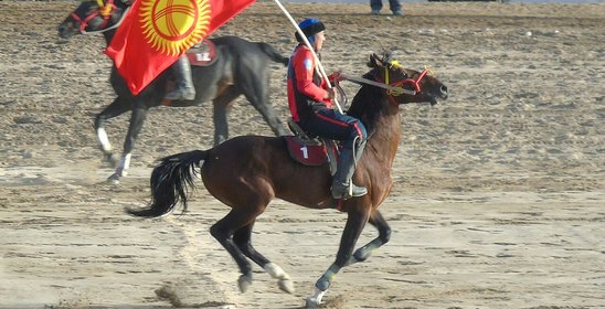Le kok-boru, au Kirghizistan, plus qu'un sport, un symbole d'honneur et de courage. (Crédit photo : CC BY-SA 4.0 	Helen Owl)