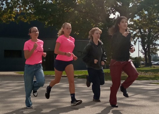 Quatre élèves en plein effort pour une bonne cause. (Crédit photo : Noémie Bouillon)