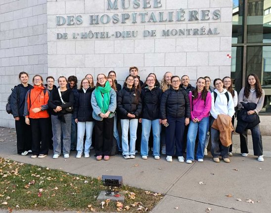 Les élèves de terminale devant le musée des Hospitalières. (Crédit photo : Olivier Rainteau)