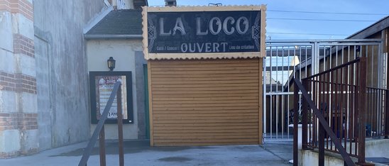 L'entrée de la Loco se fait par le côté de l'ancienne halle de fret de la gare. (Crédit photo : Photo faite par Lia)