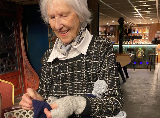 Mireille, bénévole, anime des ateliers le mercredi après-midi. (Crédit photo : photo Lia)