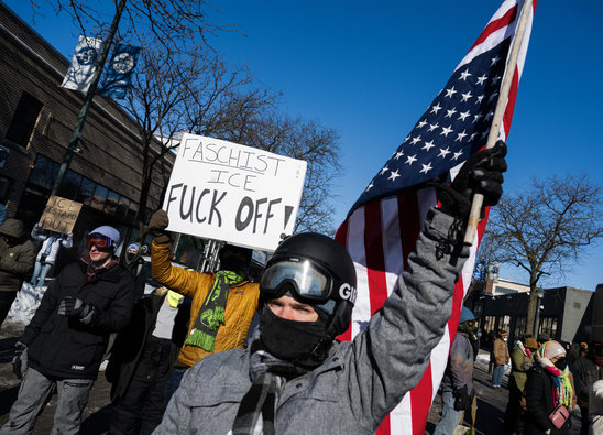 Des manifestants se rassemblent près du lieu où des agents fédéraux ont tué par balle un homme de 37 ans, à Minneapolis, dans le nord des Etats-Unis, le 24 janvier 2026 (Crédit photo : AFP / ROBERTO SCHMIDT)