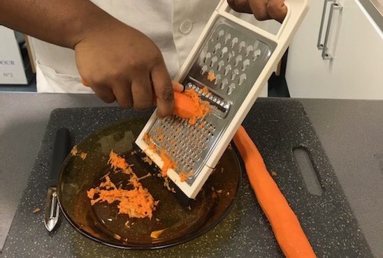 Râpage des carottes (Crédit photo : I. Cadoux)