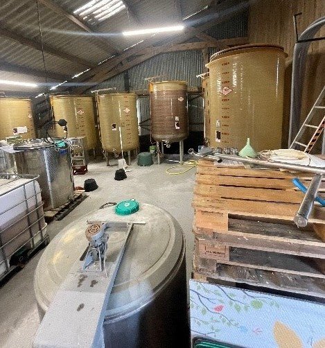Visite de la salle des cuves. (Crédit photo : MFR Les Forges)
