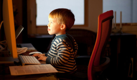Un jeune enfant absorbé par les écrans (Crédit photo : Flickr CC BY-SA 2.0 Lars Plougmann)