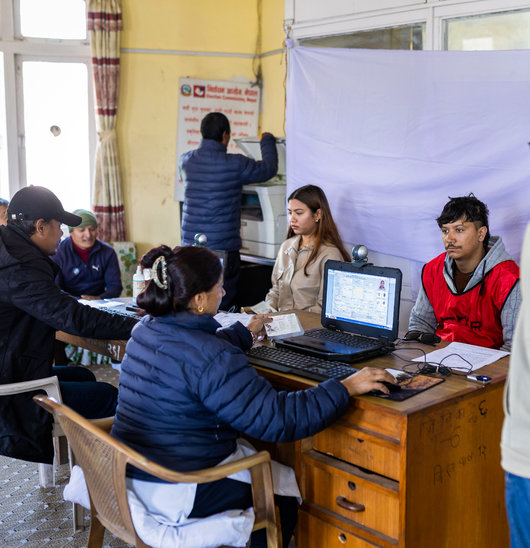 Des Népalais s'inscrivent sur les listes électorales à Lalitpur, le 18 novembre, avant les élections législatives de mars prochain. (Crédit photo : AFP / Prabin RANABHAT)