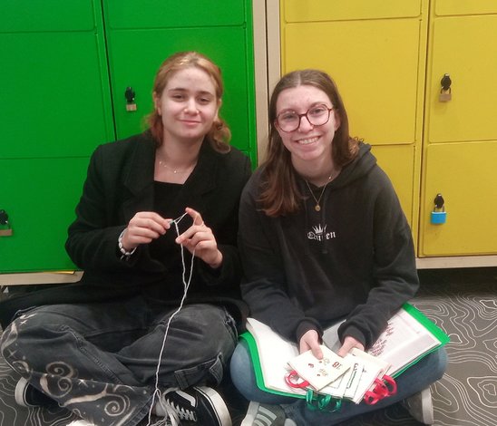 Maya et Carmen dans leurs oeuvres. (Crédit photo : Noémie Bouillon)