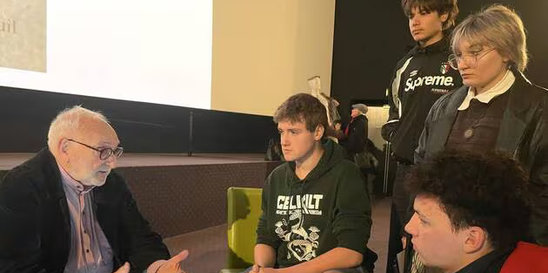 Les élèves échangent avec Roger Fajnzylberg après la conférence. (Crédit photo : Julie Schittly - Ouest-France)
