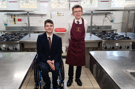 Ethan en cuisine, et Baptiste en salle, construisent leur projet professionnel. (Crédit photo : Timéo Clossais)