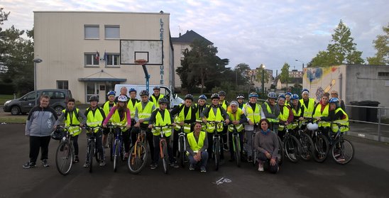 Départ de la classe à vélo (Crédit photo : LP Curie)