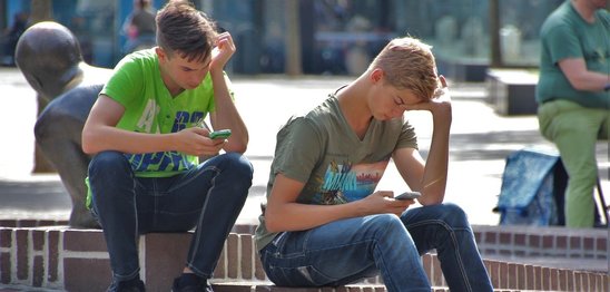 Présents à toute heure sur les téléphones, les réseaux sociaux encouragent une connexion permanente. (Crédit photo : Pixabay - natureaddict)