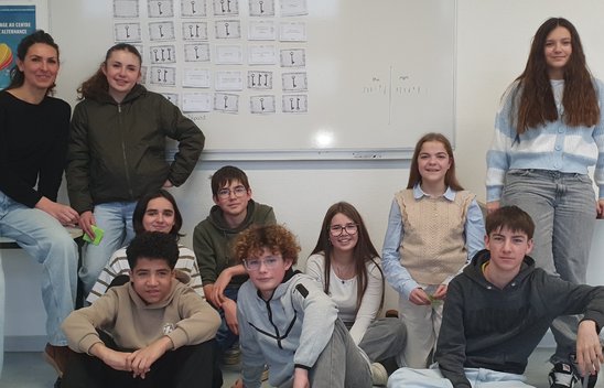 Les jeunes de 4e avec Louise Roux durant \