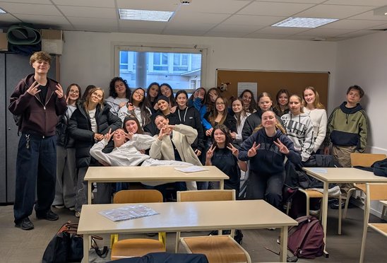 Les élèves de 2nde ont repeint leur salle de classe (Crédit photo : L'oasis)