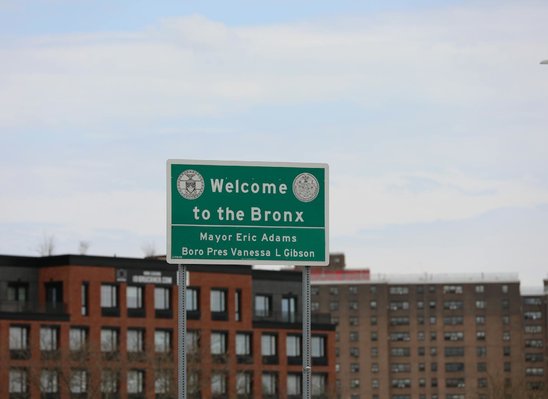 Panneau de bienvenue dans le Bronx, New York (Crédit photo : Pexels - Jo Green)