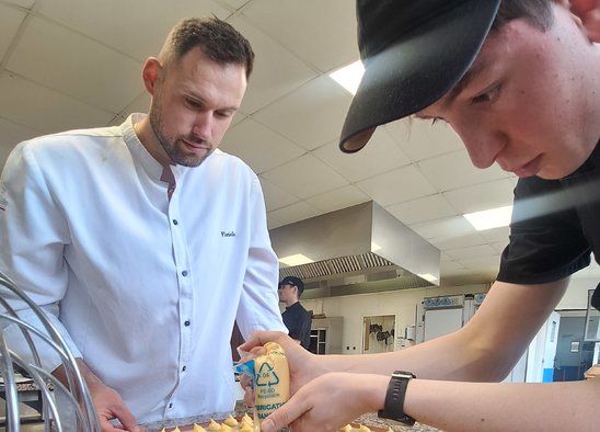 Florian Villa en séance de pâtisserie dans le laboratoire. (Crédit photo : Albane Brisard)