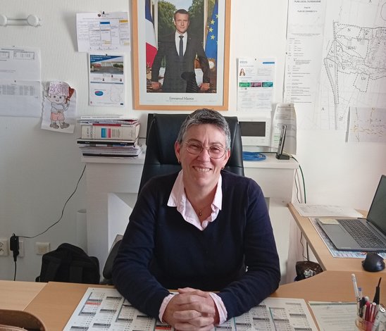 Charlotte Vigneux à son bureau, à la mairie de Puyravault. (Crédit photo : Charlotte Vigneux)