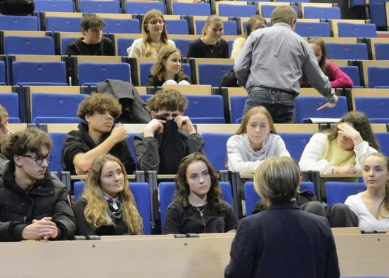 Rencontre en images. Moment d'écoute. (Crédit photo : Lycée Charles Péguy- Instagram)