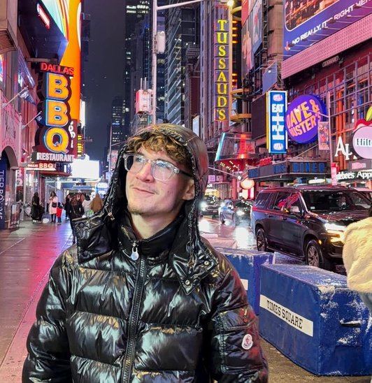 Lenny contemple les immenses panneaux publicitaires à Time square. (Crédit photo : Leny Battais)